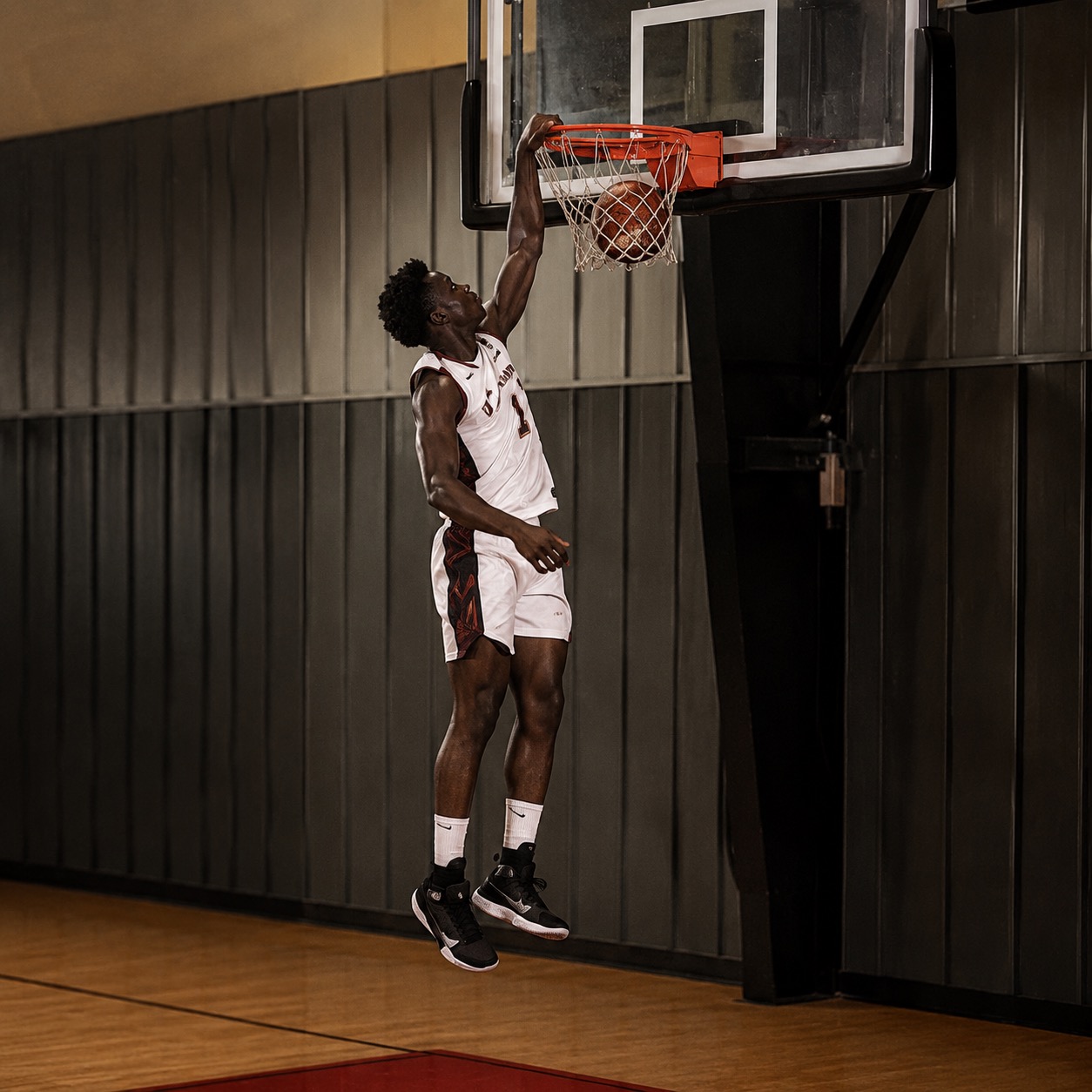Missouri Warriors athlete rising for a dunk